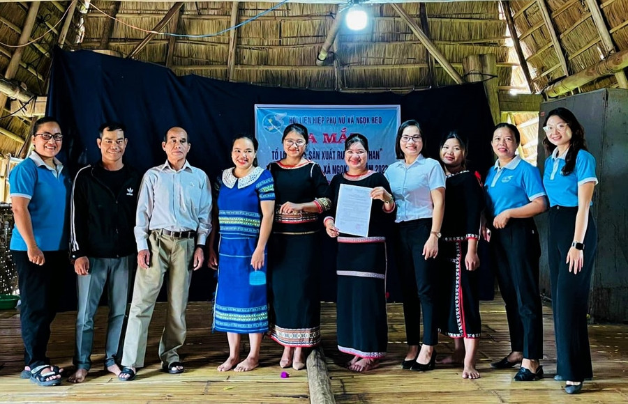 “Tổ liên kết sản xuất rượu nếp than” tại thôn Kon Jong giúp chị em phụ nữ phát triển kinh tế, có cuộc sống ổn định.