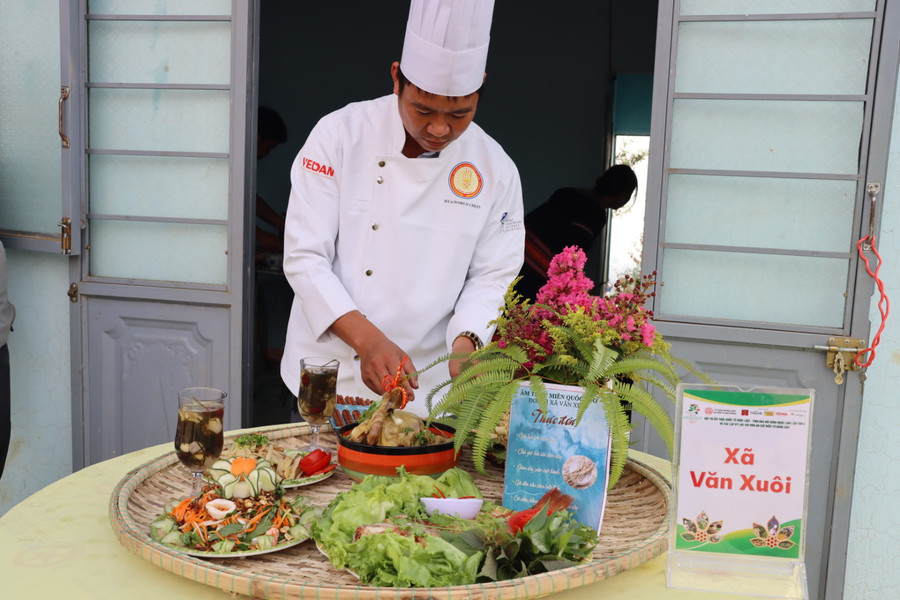 Các đầu bếp tranh tài tại Hội thi ẩm thực dược liệu quốc tế. Các đầu bếp tranh tài tại Hội thi ẩm thực dược liệu quốc tế.