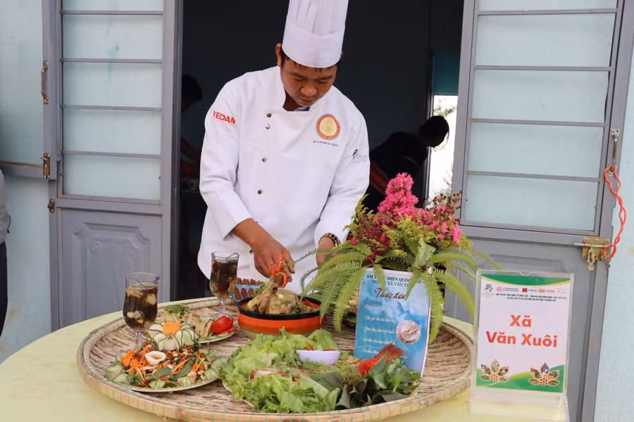 Các đầu bếp tranh tài tại Hội thi ẩm thực dược liệu quốc tế.