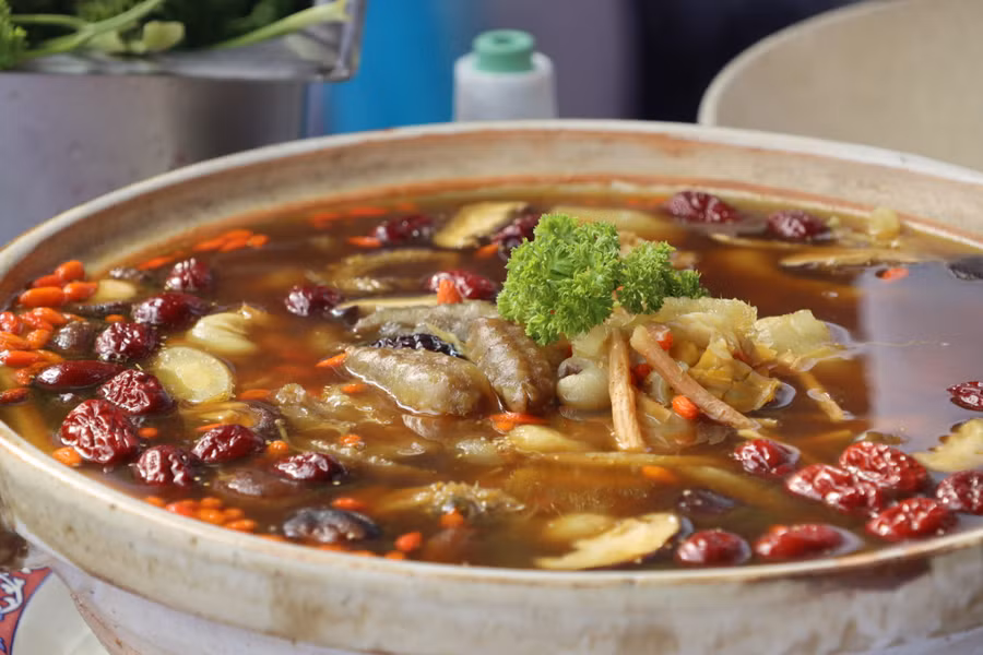 Những món ăn đặc sắc được chế biến từ sâm dây mời du khách thưởng thức miễn phí.