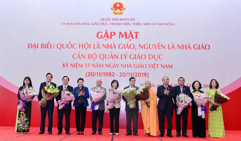 Thủ tướng Chính phủ Nguyễn Xuân Phúc, Chủ tịch Quốc hội Nguyễn Thị Kim Ngân tặng hoa chúc mừng đại diện đại biểu Quốc hội là nhà giáo, nguyên nhà giáo, cán bộ quản lý giáo dục.