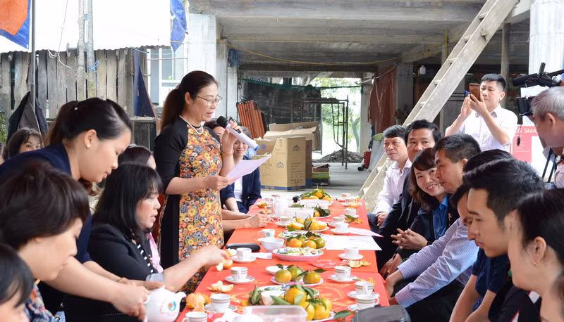 Đồng chí Trịnh Hoài Thu - Chủ tịch Công đoàn cơ quan Bộ GD&ĐT phát biểu tại nhà cô giáo Hứa Thị Việt