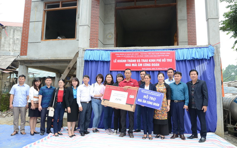 Trao quà tặng của Công đoàn cơ quan Bộ Giáo dục và Đào tạo cho cô giáo Hứa Thị Việt, giáo viên Trường Tiểu học Phong Lưu, xã Phù Lưu, huyện Hàm Yên.