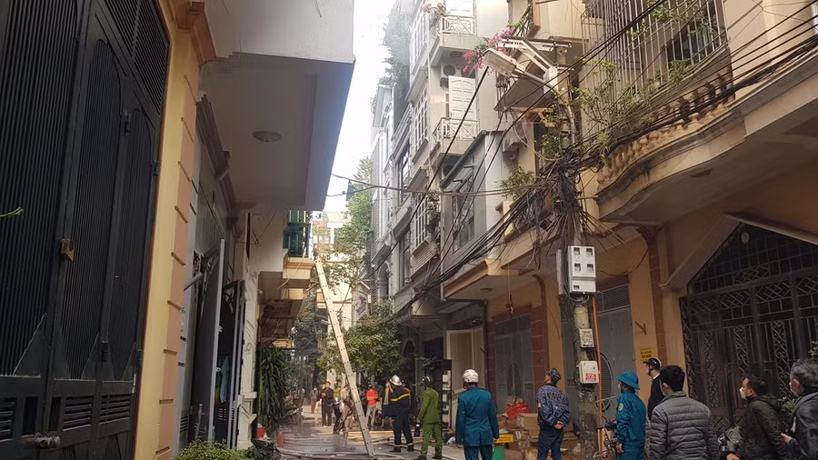 Công an quận Thanh Xuân đã chia làm 2 mũi dập lửa cùng một lúc cả trước và sau vị trí cháy.