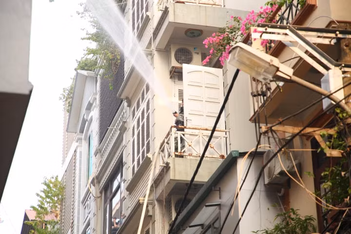 Nhận thấy đám cháy gây nguy hiểm trong khu đông dân cư, Công an quận đã huy động thêm xe chữa cháy của Đại học Phòng Cháy chữa cháy gần đó tới chi viện.