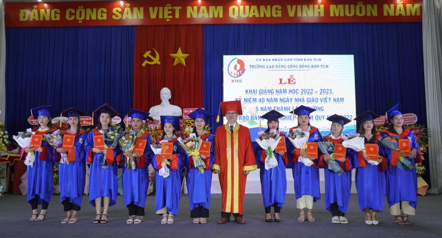 Nhà trường chú trọng giới thiệu việc làm cho sinh viên khi tốt nghiệp. Nhà trường chú trọng giới thiệu việc làm cho sinh viên khi tốt nghiệp.