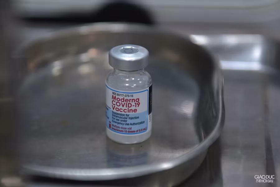 Trong đợt tiêm chủng này, quận Hoàn Kiếm nhận được 16.000 liều, trong đó có gần 7.000 liều vắc xin Moderna và số còn lại là Astra Zeneca.