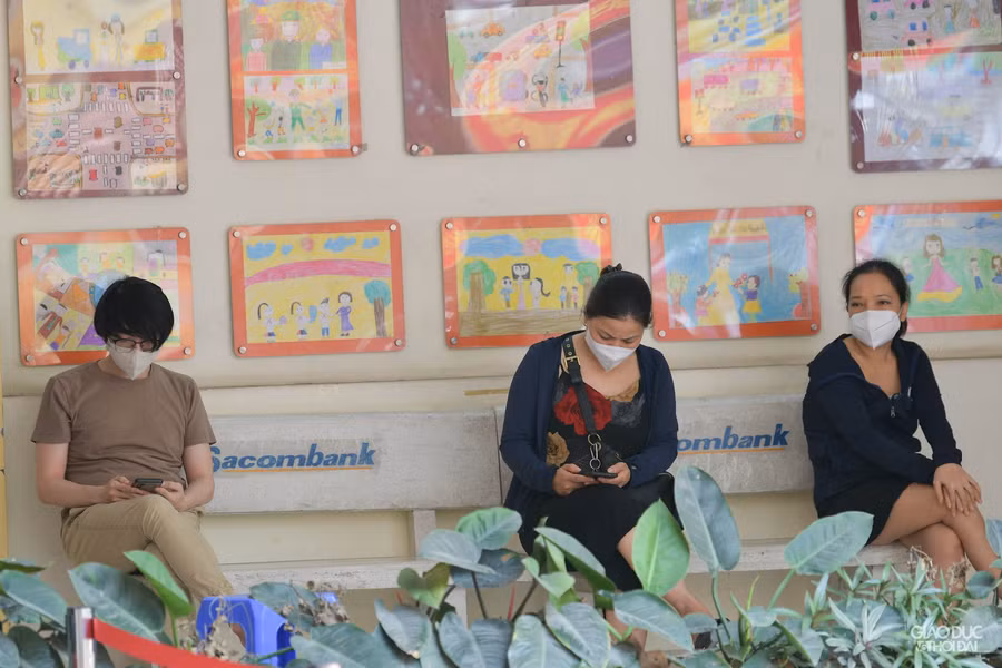 Sau khi tiêm người dân sẽ ngồi theo dõi 30 phút.