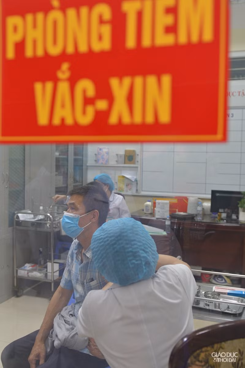 Điều dưỡng Nguyễn Thị Nga (Trung tâm Y tế quận Hoàn Kiếm) cho biết: "Trước khi tiêm, chúng tôi phải thông tin cho người dân biết về loại vắc xin được sử dụng cũng như những phản ứng sau tiêm, đồng thời lưu ý một số loại đồ uống cần hạn chế sử dụng sau tiêm".