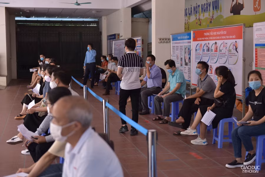 Tại khu vực chờ, ghế được xếp cách nhau từ 1-2m.