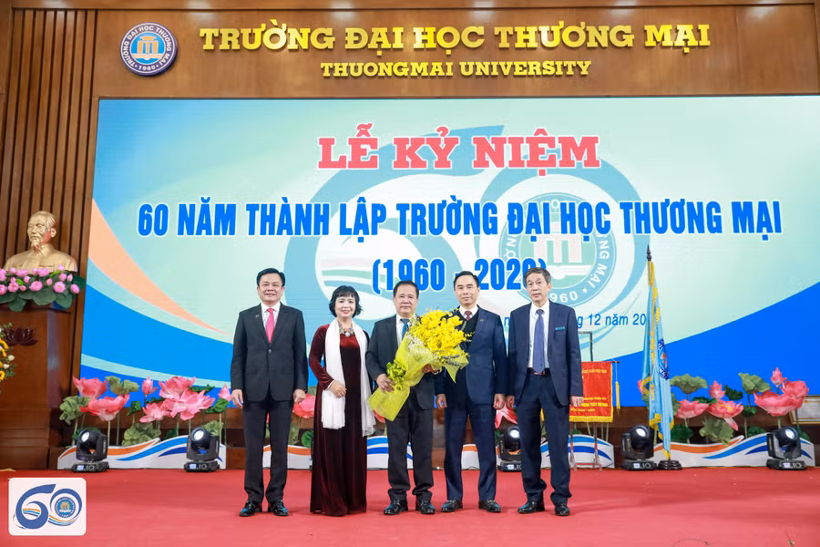 GS.TS Đinh Văn Sơn nhận hoa từ các đồng nghiệp yêu mến trao tặng