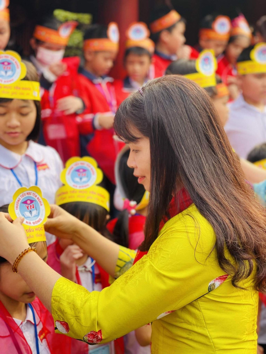 Các em học sinh được kết nạp vào Đội Thiếu niên tiền phong Hồ Chí Minh khi thăm quan tại di tích Văn Miếu - Quốc Tử Giám. Các em học sinh được kết nạp vào Đội Thiếu niên tiền phong Hồ Chí Minh khi thăm quan tại di tích Văn Miếu - Quốc Tử Giám.