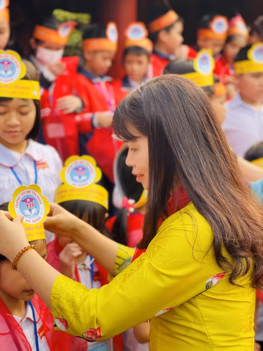 Các em học sinh được kết nạp vào Đội Thiếu niên tiền phong Hồ Chí Minh khi thăm quan tại di tích Văn Miếu - Quốc Tử Giám. Các em học sinh được kết nạp vào Đội Thiếu niên tiền phong Hồ Chí Minh khi thăm quan tại di tích Văn Miếu - Quốc Tử Giám.