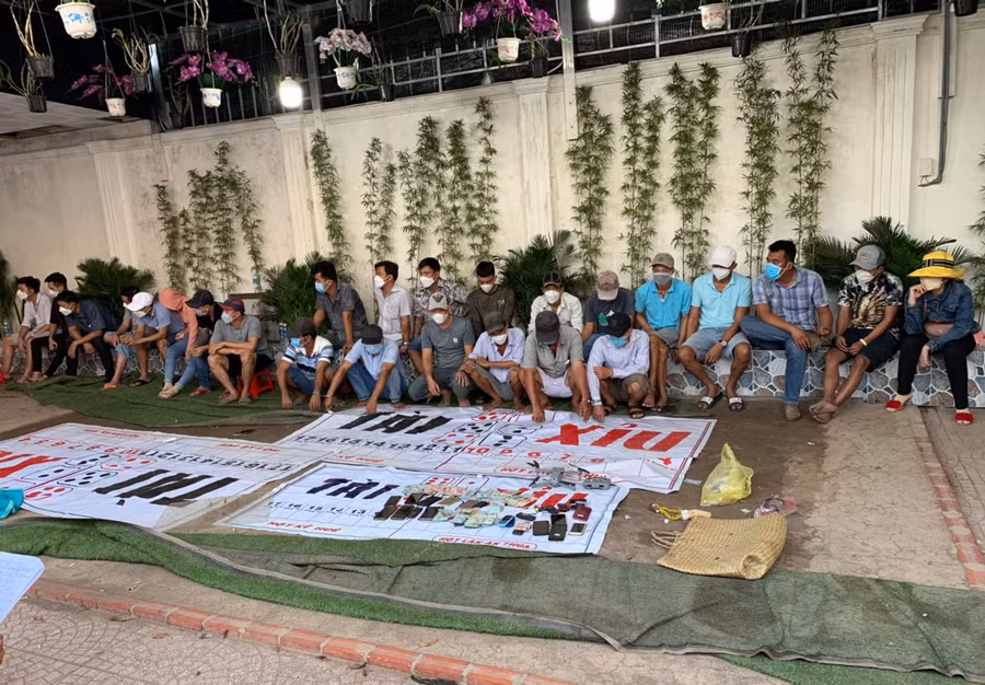 Các đối tượng có hành vi đánh bạc bị cơ quan chức năng bắt giữ.