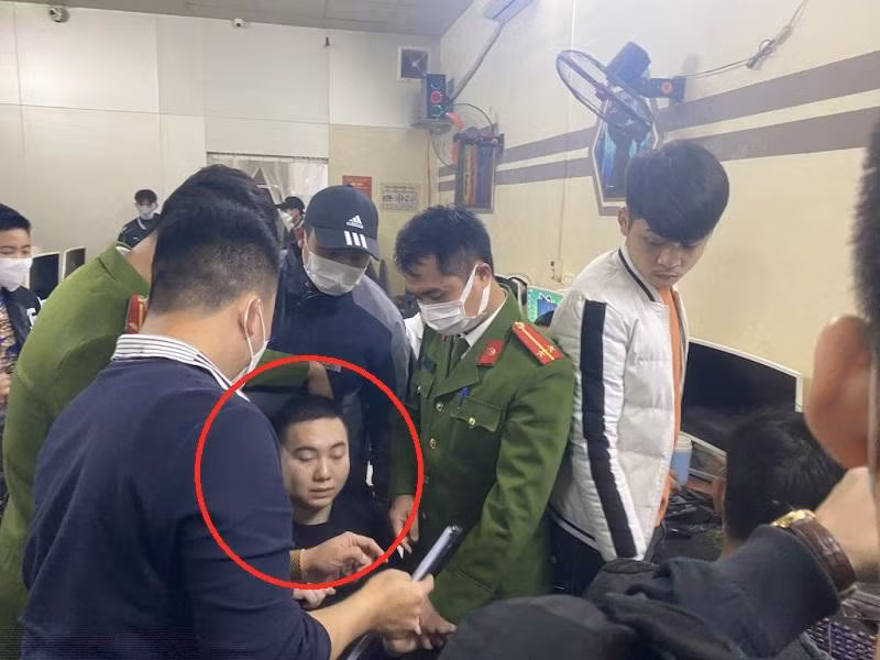 Lực lượng chức năng bắt giữ đối tượng Kim Anh Dũng. Ảnh: Công an Nhân dân.