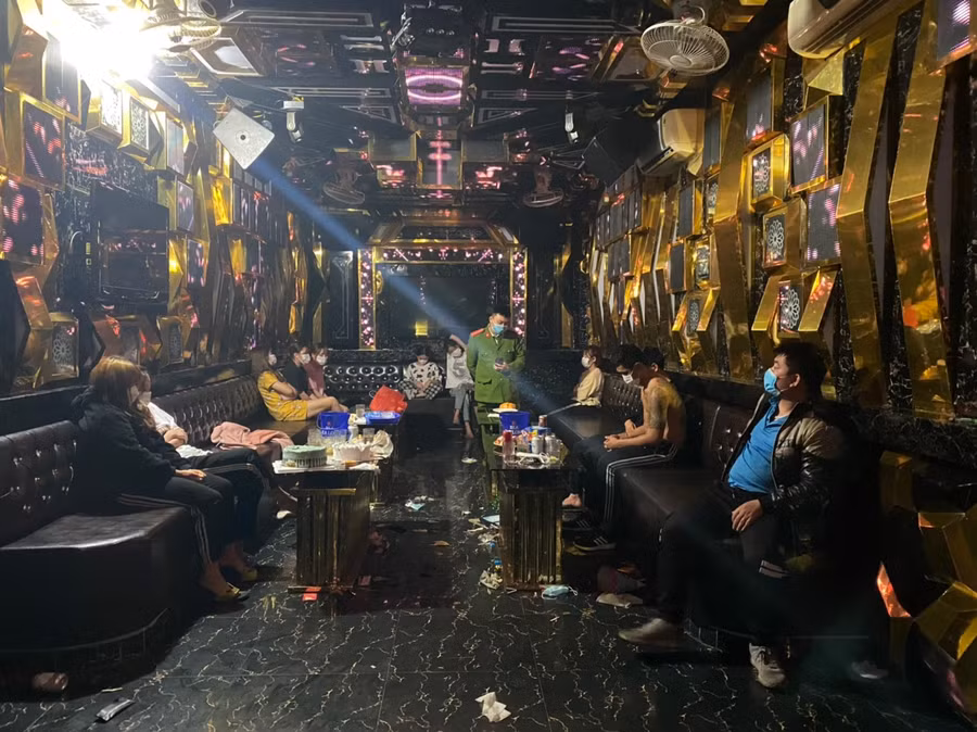 Cơ quan chức năng kiểm tra quán karaoke hoạt động chui phát hiện nhiều nam nữ tụ tập sử dụng ma túy.