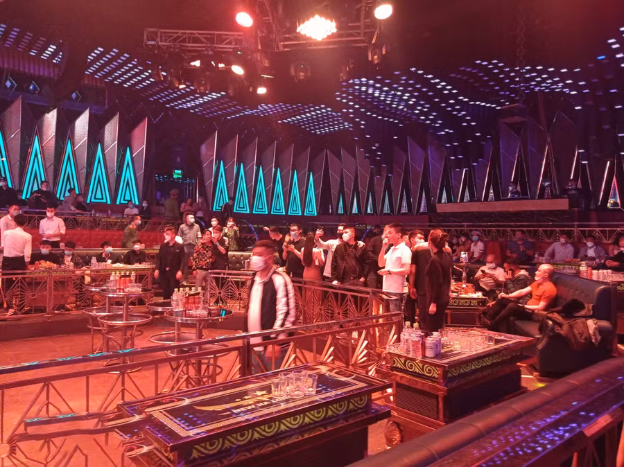 Vũ trường hoạt động chui bất chấp lệnh cấm.