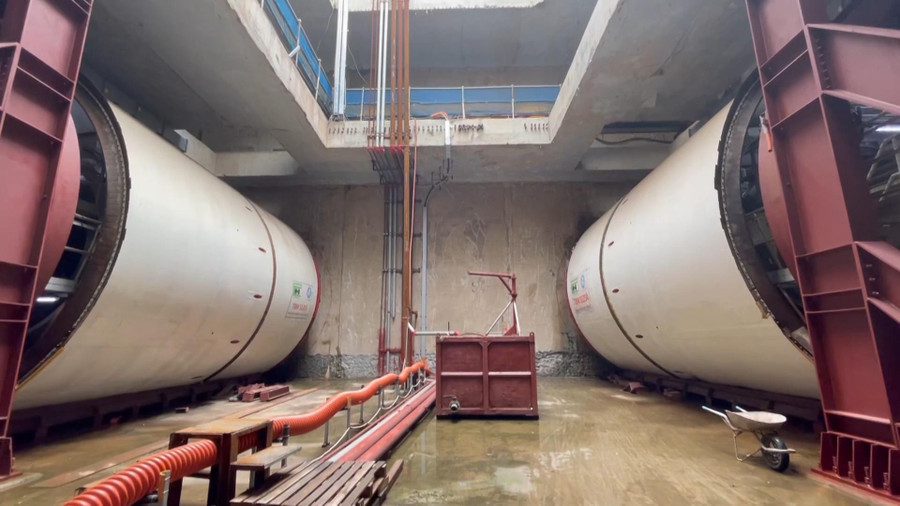 Robot đào hầm sử dụng trong dự án này được thiết kế với vận tốc tối đa 18 mét/1 ngày. Sau khi bàn bạc với các chuyên gia và lắng nghe khuyến nghị tư vấn về hệ số an toàn, robot sẽ được thiết lập ở dải tốc độ 10m/1 ngày đêm. Robot khoan đến đâu, các cánh tay robot sẽ lắp đặt luôn vỏ hầm tới đó, tức là sẽ tạo ra một cái ống hầm hoàn chỉnh.