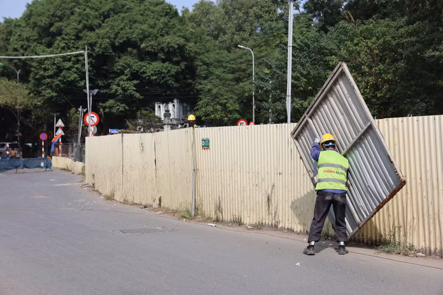 Trước đó, từ tháng 8/2021, gói thầu CP03 thuộc dự án xây dựng tuyến đường sắt đô thị Nhổn – Ga Hà Nội đã tạm dừng thi công ga ngầm do vướng mắc mặt bằng và một số hộ dân chưa di dời. Trước đó, từ tháng 8/2021, gói thầu CP03 thuộc dự án xây dựng tuyến đường sắt đô thị Nhổn – Ga Hà Nội đã tạm dừng thi công ga ngầm do vướng mắc mặt bằng và một số hộ dân chưa di dời.