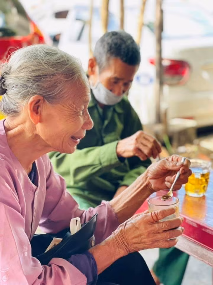 Cụ ông năm nay 80 tuổi, cụ bà hơn 75 tuổi ghé vào một quán cóc bên đường thưởng thức ly cà phê.