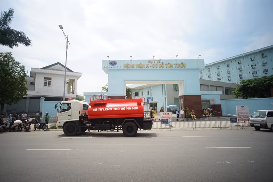 Binh chủng hoá học sẵn sàng phun khử khuẩn toàn bộ bệnh viện K ảnh 3
