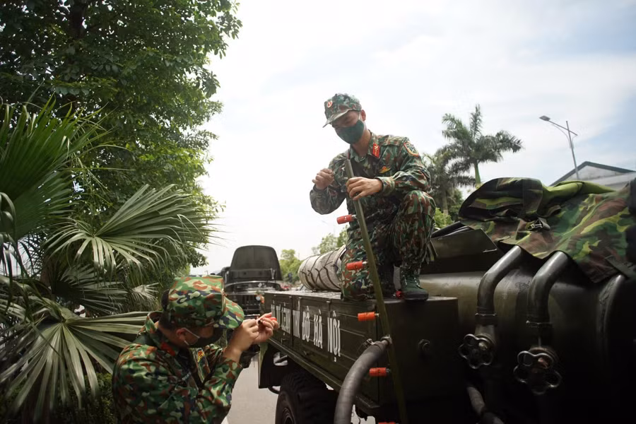 Khâu chuẩn bị đang được gấp rút hoàn thiện để tiến hành phun khử khuẩn tại khu vực bệnh viện K.