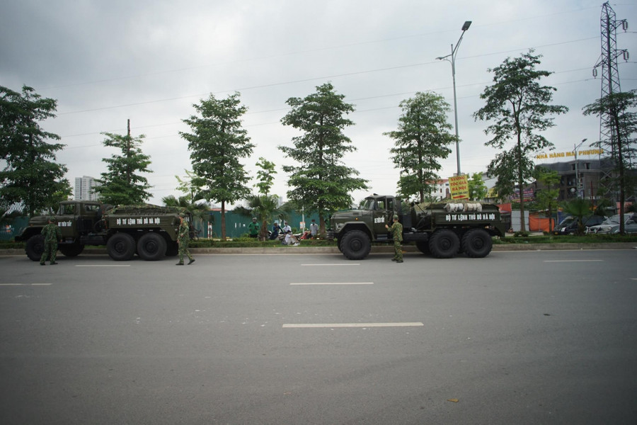 Đồng thời xe của Binh chủng hoá học- Bộ Tư lệnh Thủ đô đã sẵn sàng để tiến hành phun khử khuẩn toàn bộ BV. Đồng thời xe của Binh chủng hoá học- Bộ Tư lệnh Thủ đô đã sẵn sàng để tiến hành phun khử khuẩn toàn bộ BV.