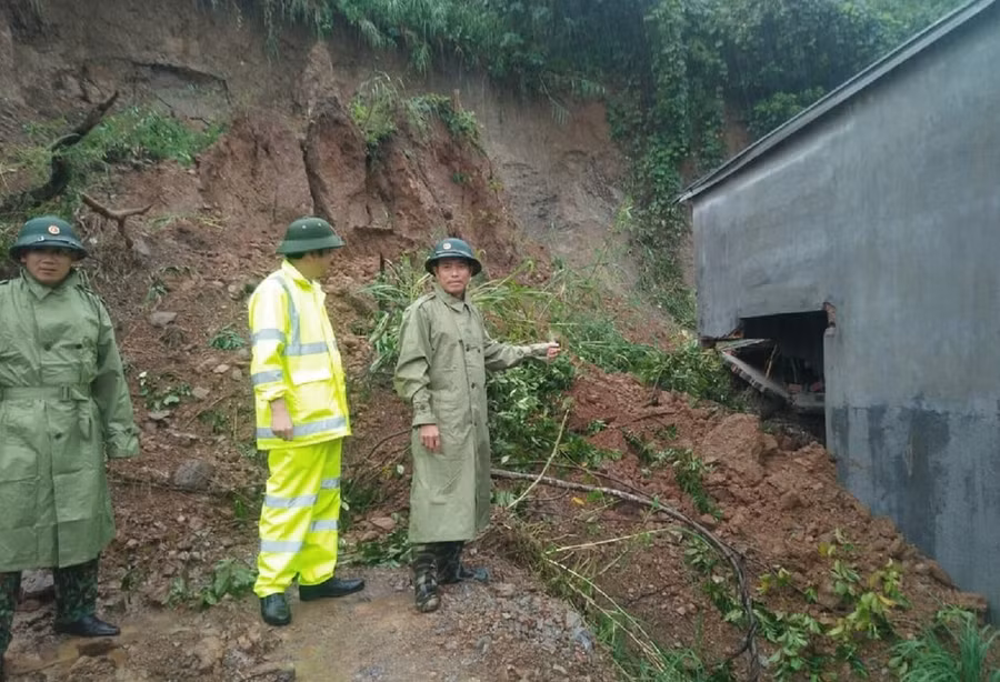 Chính quyền địa phương kiểm tra, hỗ trợ người dân di dời ra khỏi khu vực sạt lở.