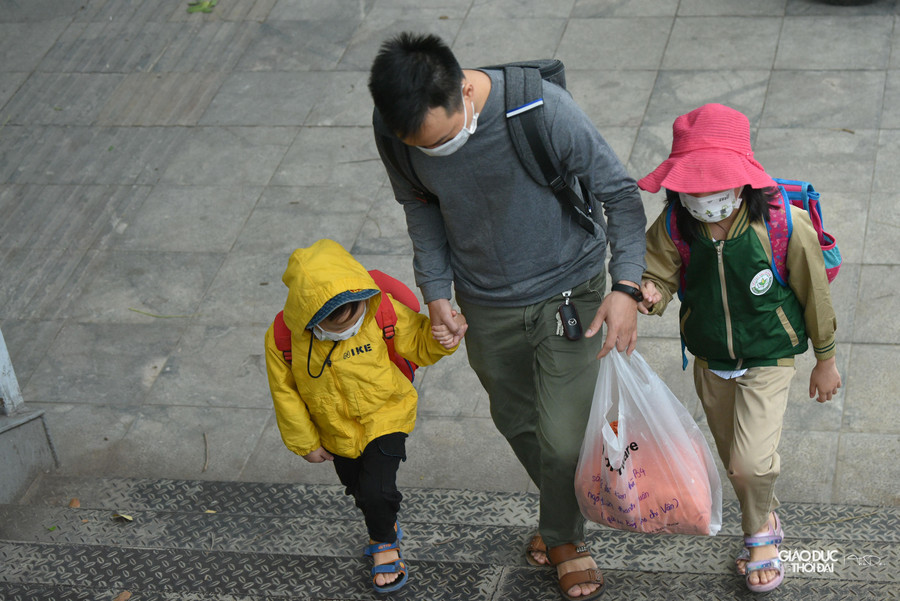 Các bạn nhỏ đi học được bố mẹ trang bị áo khoác để tránh gió lạnh.