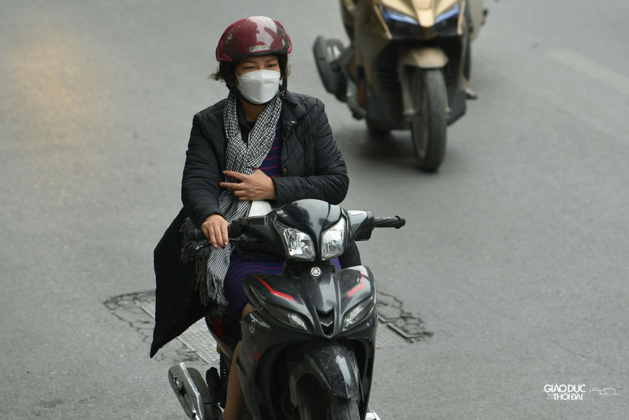 Người dân Hà Nội đã cảm nhận được gió lạnh thổi về, nhiều người phải ra đường bằng xe máy đã trang bị áo ấm, thậm chí khăn quàng cổ.