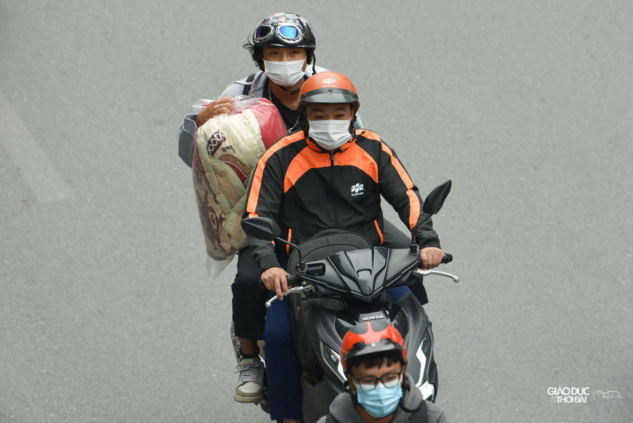 Không khí lạnh tràn về từ đêm qua 9/10 khiến nhiệt độ tại Hà Nội giảm sâu xuống đến 7 - 8 độ so với ngày hôm trước.