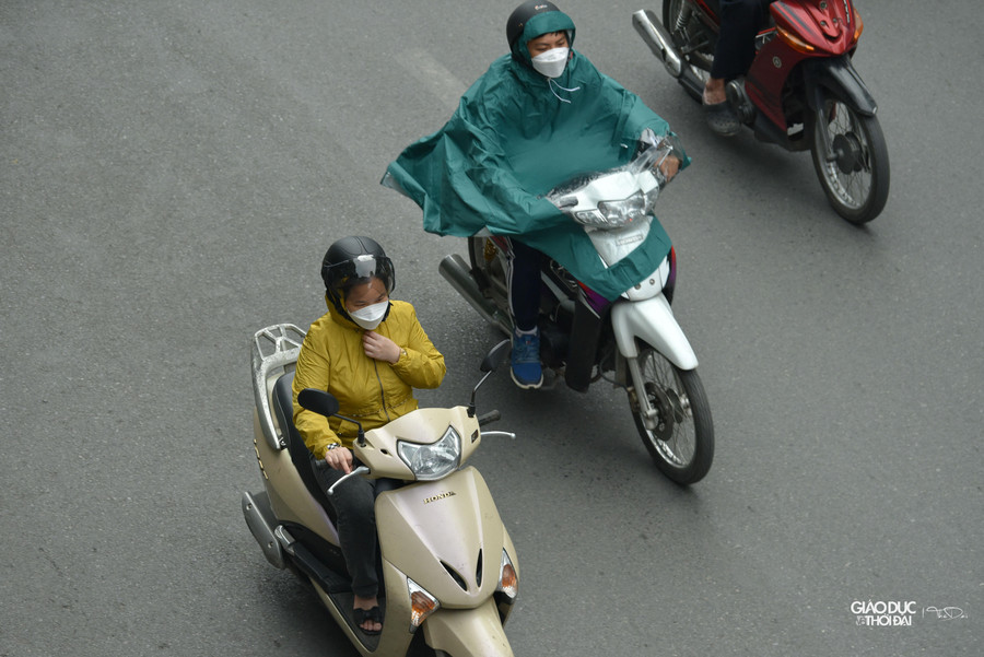 Nhiều người dân thủ đô đã nắm được tin tức, bắt đầu mặc áo khoác ra đường.