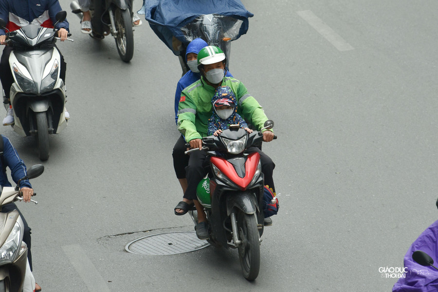 Sáng ngày hôm nay 10/10, người dân Thủ đô bắt đầu cảm nhận được cái lạnh khi ra khỏi nhà.