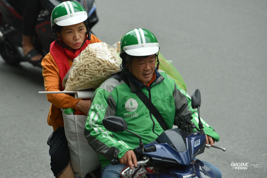 Nhiều người lao động đã chọn cho mình chiếc áo khoác dày khi làm bên ngoài trời.