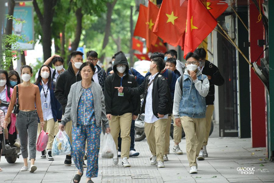 Nhiều bạn trẻ tỏ ra thích thú khi được khoác những chiếc áo lạnh.