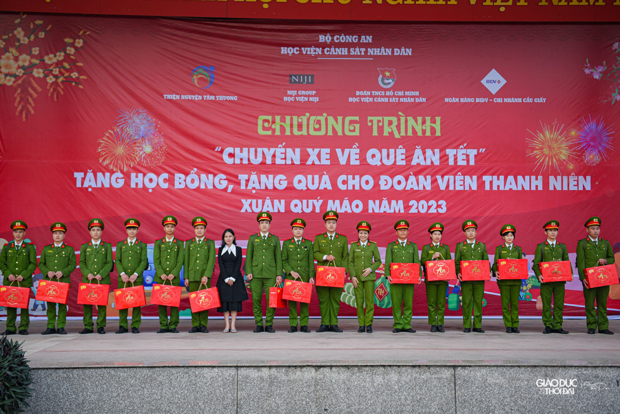 Tuyến đường tổ chức “Chuyến xe về quê ăn Tết” gồm: Tuyến Hà Nội - Hoà Bình - Sơn La - Điện Biên; tuyến Hà Nội - Thanh Hoá - Nghệ An - Hà Tĩnh - Quảng Bình; tuyến đường Hà Nội - Tuyên Quang - Hà Giang. Ngoài ra, Học viện cũng chuẩn bị các phần quà dành tặng học viên hệ quốc tế đang học tập, rèn luyện tại trường. Tuyến đường tổ chức “Chuyến xe về quê ăn Tết” gồm: Tuyến Hà Nội - Hoà Bình - Sơn La - Điện Biên; tuyến Hà Nội - Thanh Hoá - Nghệ An - Hà Tĩnh - Quảng Bình; tuyến đường Hà Nội - Tuyên Quang - Hà Giang. Ngoài ra, Học viện cũng chuẩn bị các phần quà dành tặng học viên hệ quốc tế đang học tập, rèn luyện tại trường.