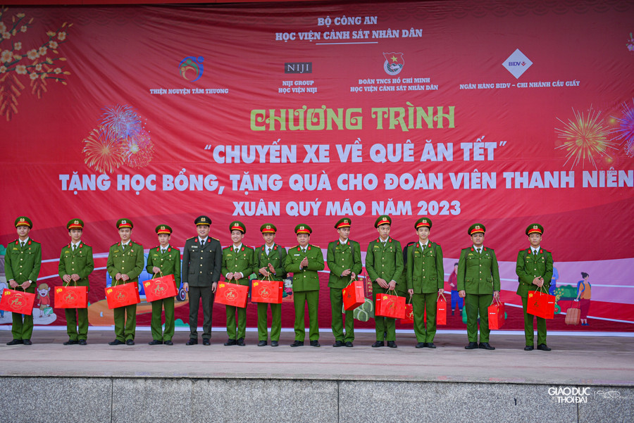Số lượng đoàn viên được tặng quà và tham gia “Chuyến xe về quê ăn Tết” là 300 học viên. Số lượng đoàn viên được tặng quà và tham gia “Chuyến xe về quê ăn Tết” là 300 học viên.