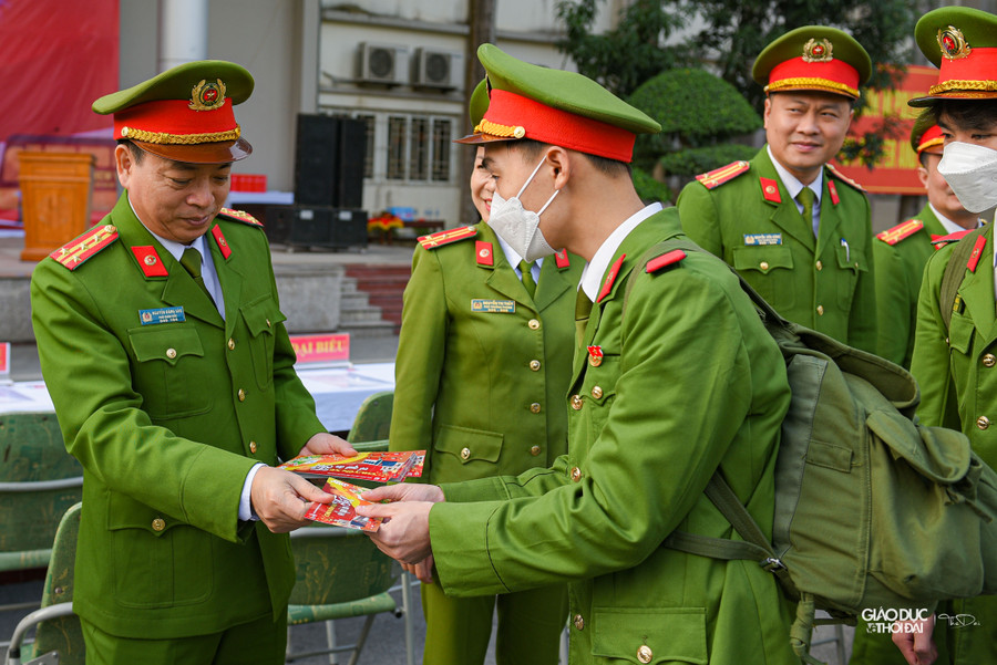 Bằng tinh thần “tương thân tương ái”, “lá lành đùm lá rách”, đoàn đã trao 300 suất cháo và 40 suất quà tới các bệnh nhân có hoàn cảnh khó khăn đang điều trị tại bệnh viện. Tổng giá trị các phần quà tại Chương trình là hơn 150 triệu đồng. Bằng tinh thần “tương thân tương ái”, “lá lành đùm lá rách”, đoàn đã trao 300 suất cháo và 40 suất quà tới các bệnh nhân có hoàn cảnh khó khăn đang điều trị tại bệnh viện. Tổng giá trị các phần quà tại Chương trình là hơn 150 triệu đồng.