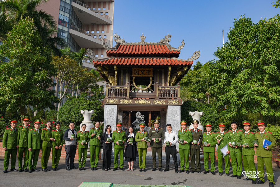 Đây thực sự là một trải nghiệm bổ ích đối với đoàn viên thanh niên, nhất là những đoàn viên năm đầu tiên ở lại đón Tết vui Xuân. Đây thực sự là một trải nghiệm bổ ích đối với đoàn viên thanh niên, nhất là những đoàn viên năm đầu tiên ở lại đón Tết vui Xuân.