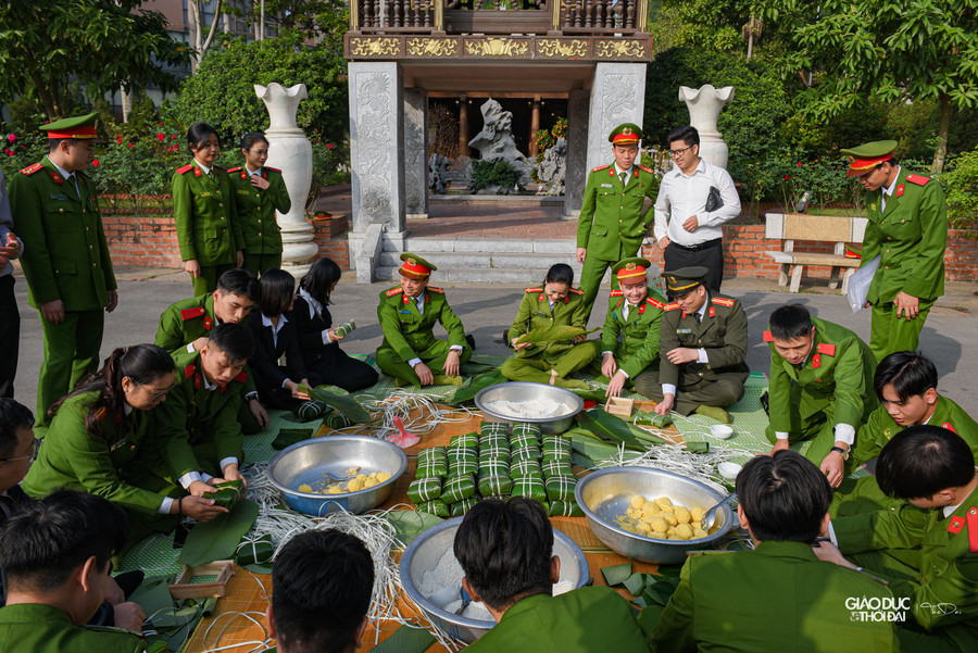 Những chiếc bánh chưng được đoàn viên thanh niên Học viện CSND làm ra không những chỉ đẹp, hấp dẫn, thơm ngon mà còn lưu giữ được hương vị đậm đà truyền thống của dân tộc. Những chiếc bánh chưng được đoàn viên thanh niên Học viện CSND làm ra không những chỉ đẹp, hấp dẫn, thơm ngon mà còn lưu giữ được hương vị đậm đà truyền thống của dân tộc.
