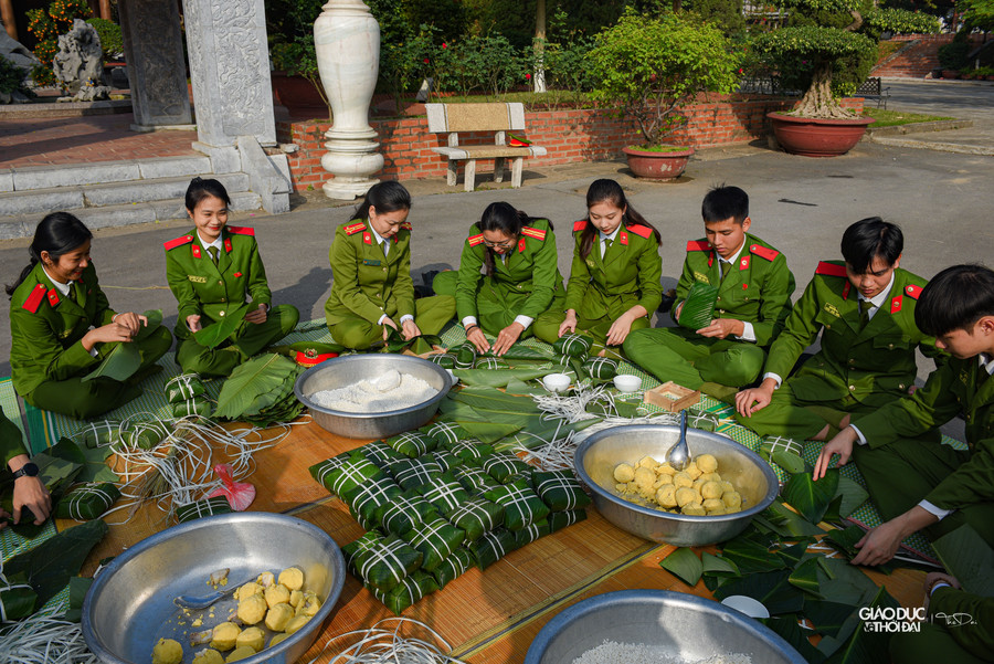 Đây thực sự là một trải nghiệm bổ ích đối với đoàn viên thanh niên, nhất là những đoàn viên năm đầu tiên ở lại đón Tết vui Xuân. Đây thực sự là một trải nghiệm bổ ích đối với đoàn viên thanh niên, nhất là những đoàn viên năm đầu tiên ở lại đón Tết vui Xuân.