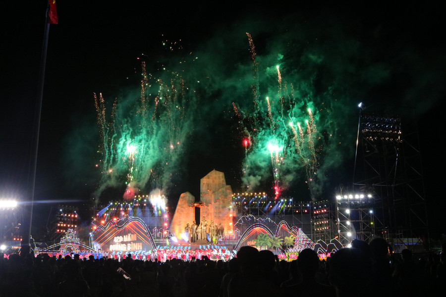 Hàng nghìn người dân Quảng Bình chiêm ngưỡng màn pháo hoa ấn tượng tại chương trình kỷ niệm. Hàng nghìn người dân Quảng Bình chiêm ngưỡng màn pháo hoa ấn tượng tại chương trình kỷ niệm.