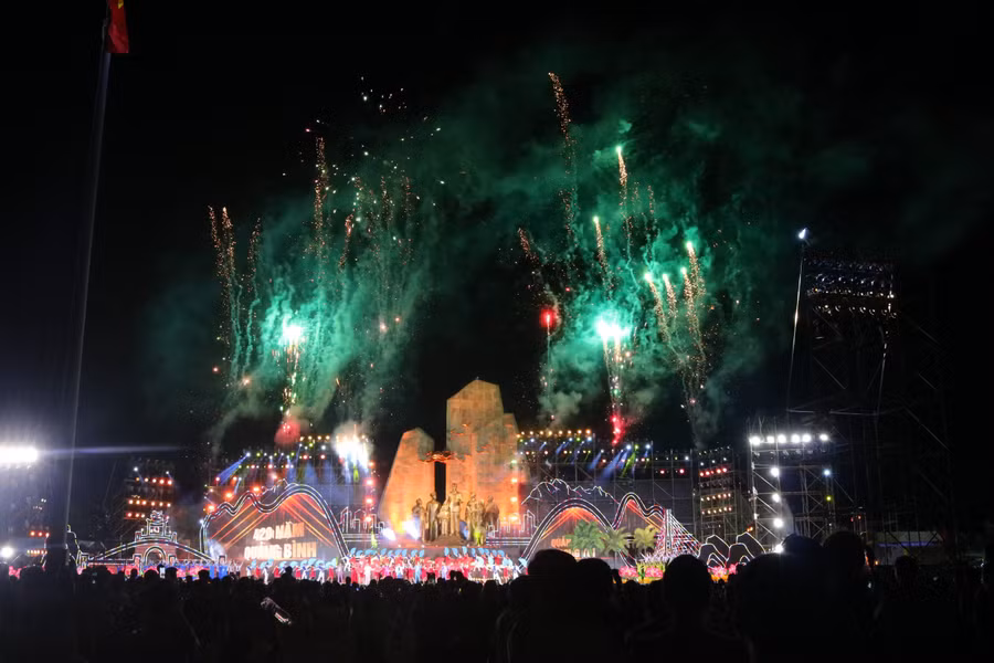 Hàng nghìn người dân Quảng Bình chiêm ngưỡng màn pháo hoa ấn tượng tại chương trình kỷ niệm.