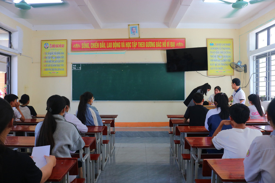 Cán bộ coi thi phổ biến thí sinh tuyệt đối không được mang tài liệu, vật dụng trái phép, nhất là điện thoại di động vào phòng thi. Cán bộ coi thi phổ biến thí sinh tuyệt đối không được mang tài liệu, vật dụng trái phép, nhất là điện thoại di động vào phòng thi.