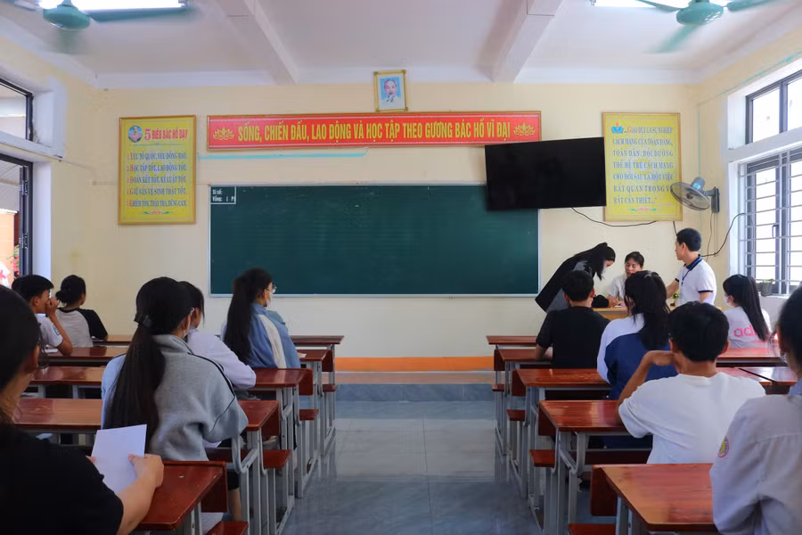 Cán bộ coi thi phổ biến thí sinh tuyệt đối không được mang tài liệu, vật dụng trái phép, nhất là điện thoại di động vào phòng thi.