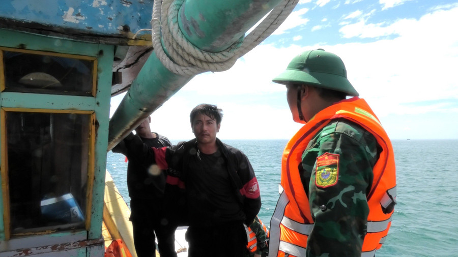 Tiếp nhận 4 thuyền viên tàu cá bị chìm ngoài khơi.