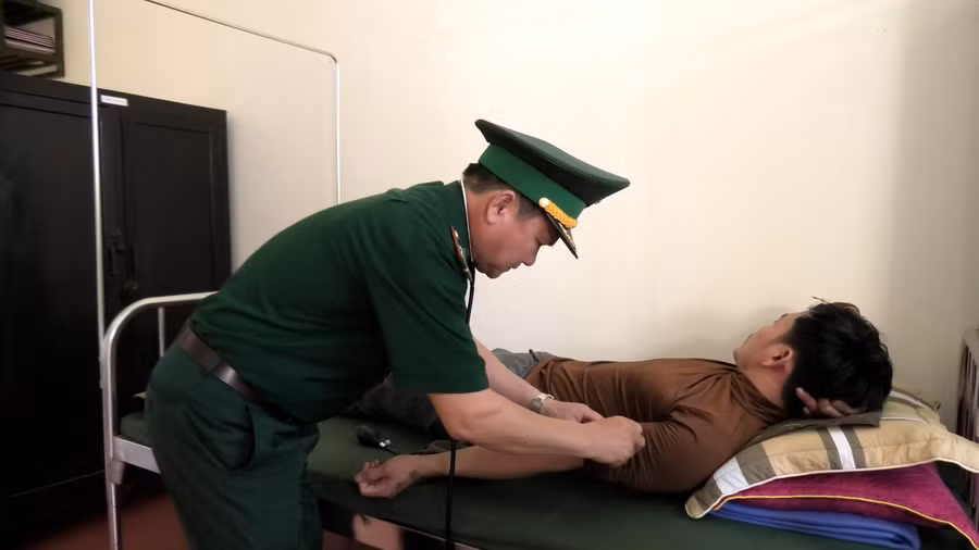 Quân y Đồn Biên phòng Nhật Lệ kiểm tra sức khỏe các thuyền viên tàu bị nạn.