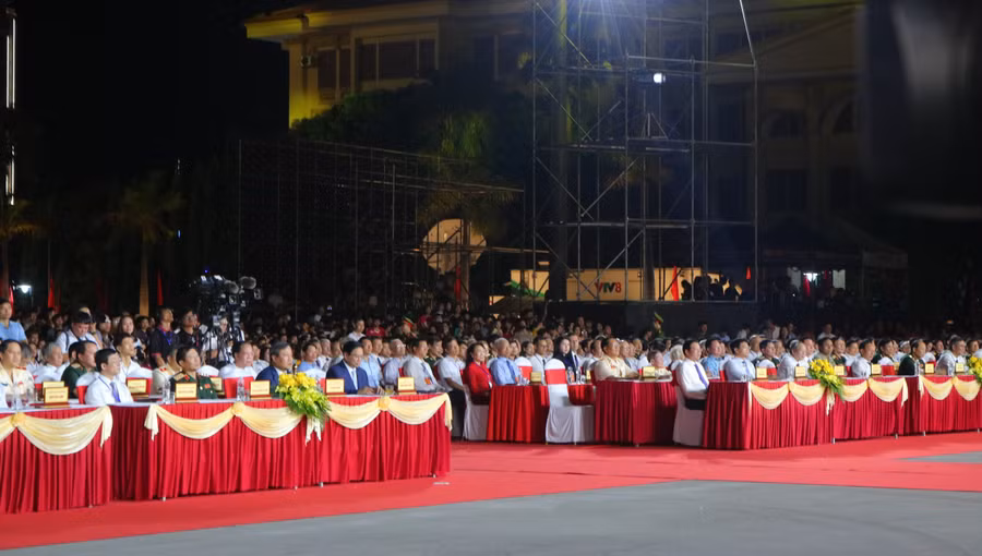 Các đại biểu tham dự buổi lễ.