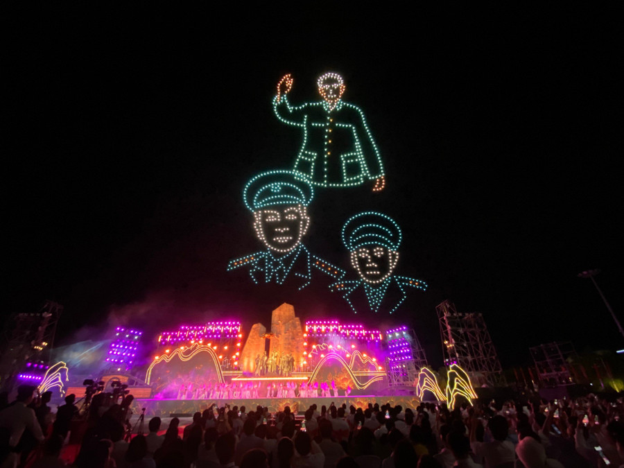 1.000 Drone tạo hình ảnh Chủ tịch Hồ Chí Minh bên Đại tướng Võ Nguyên Giáp và Trung tướng Đồng Sỹ Nguyên. 1.000 Drone tạo hình ảnh Chủ tịch Hồ Chí Minh bên Đại tướng Võ Nguyên Giáp và Trung tướng Đồng Sỹ Nguyên.