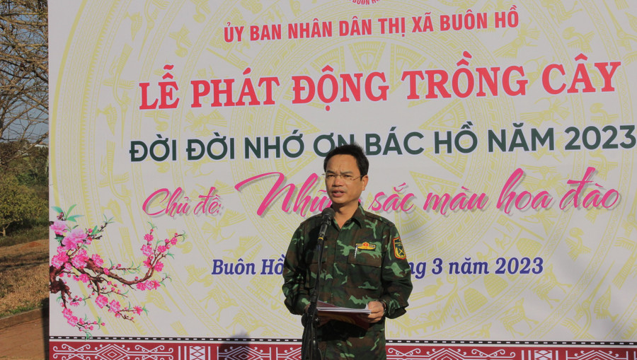 Ông Đặng Gia Duẩn - Chủ tịch UBND thị xã Buôn Hồ phát động trồng cây “Đời đời nhớ ơn Bác Hồ” năm 2023.